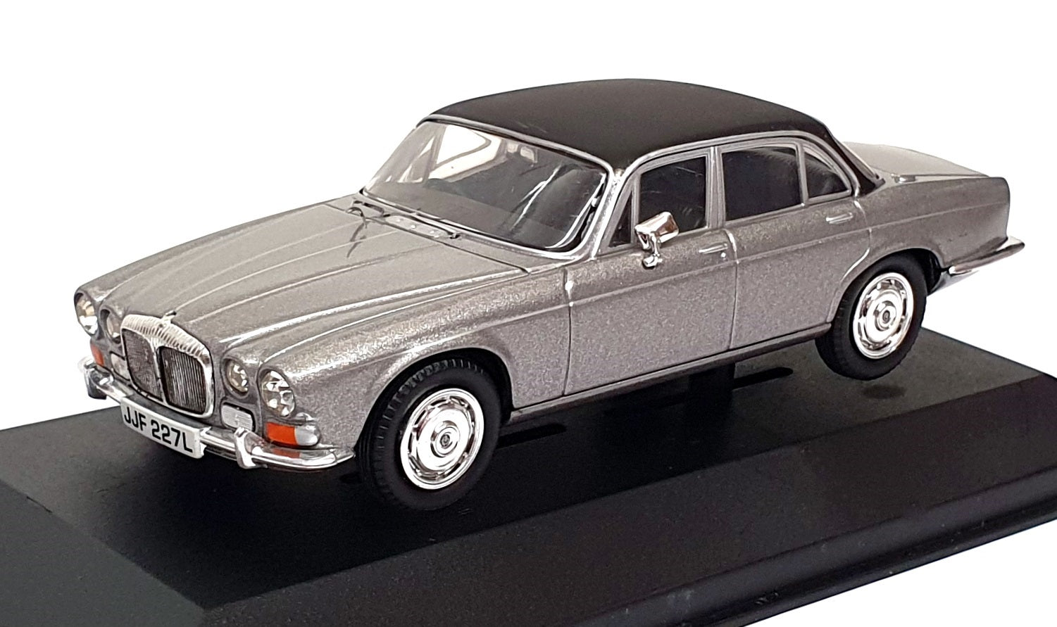 Vanguards 1/43 Scale VA08802 - Daimler Sovereign Series 1 - Lt. Silver