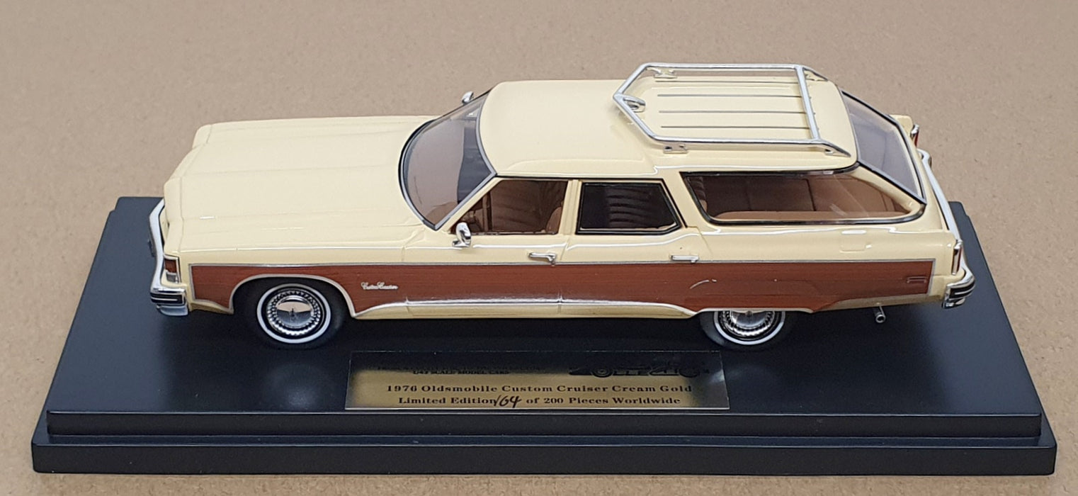 Goldvarg 1/43 Scale GC-078A - 1976 Oldsmobile Custom Cruiser - Cream/Gold
