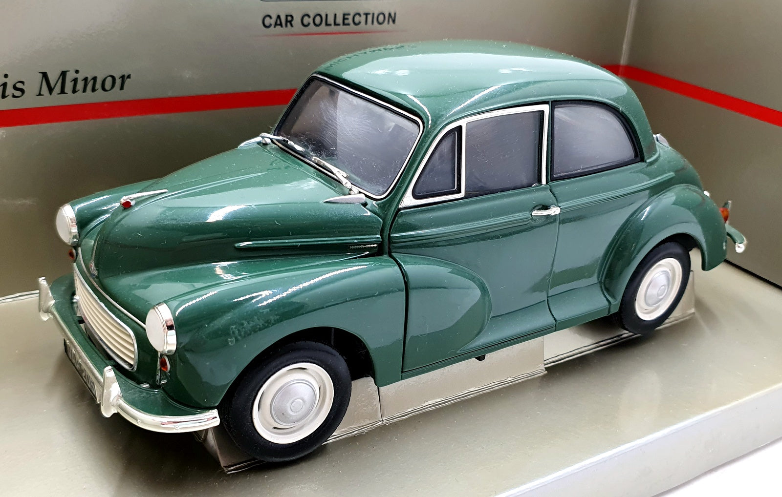 Minichamps 1/18 Scale 150 137000 - Morris Minor Saloon - Green