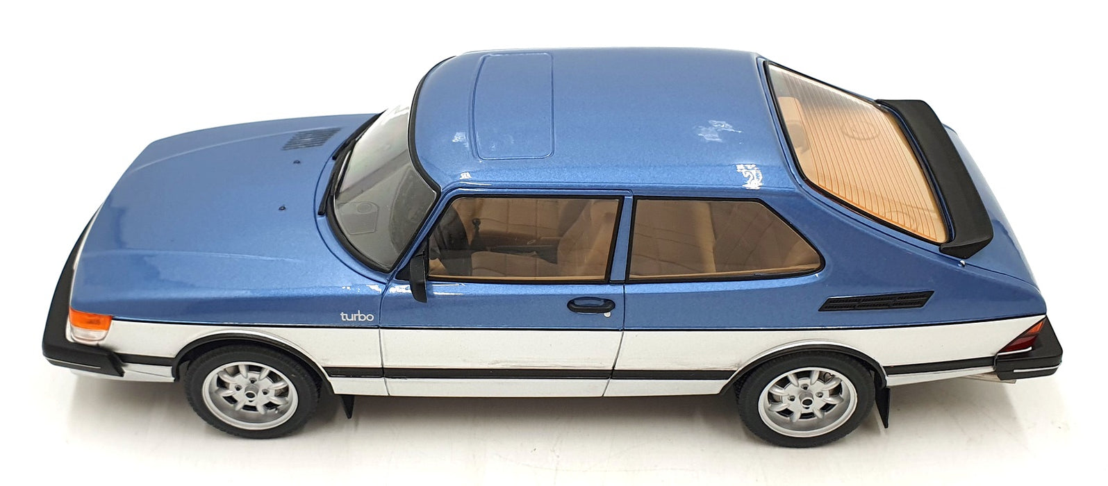 MCG 1/18 Scale Diecast 22726A - Saab 900 Turbo - Blue/Silver