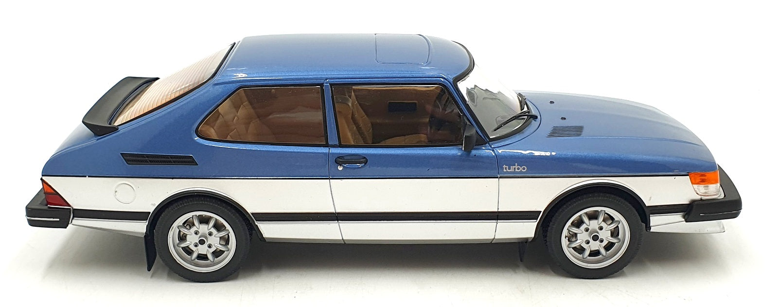 MCG 1/18 Scale Diecast 22726A - Saab 900 Turbo - Blue/Silver