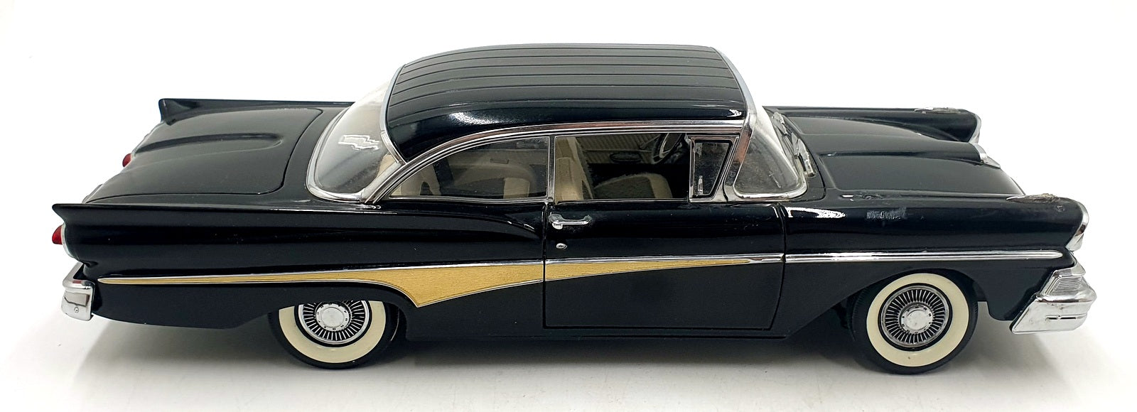 Sun Star 1/18 Scale Diecast 5272 - 1958 Ford Fairlane 500 Hardtop - Raven Black