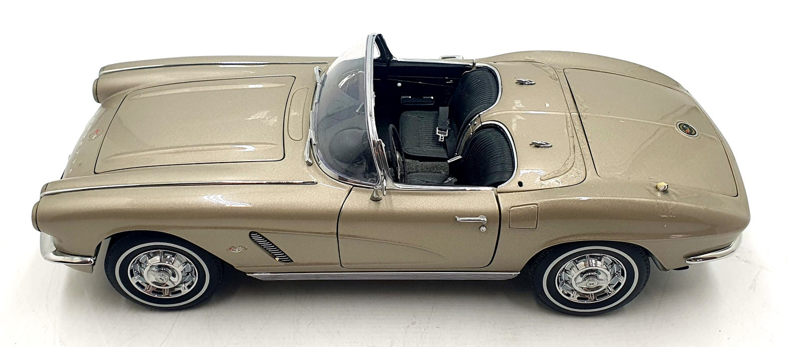 Autoart 1/18 Scale Diecast 71101 - Chevrolet Corvette 1962 - Fawn Beige