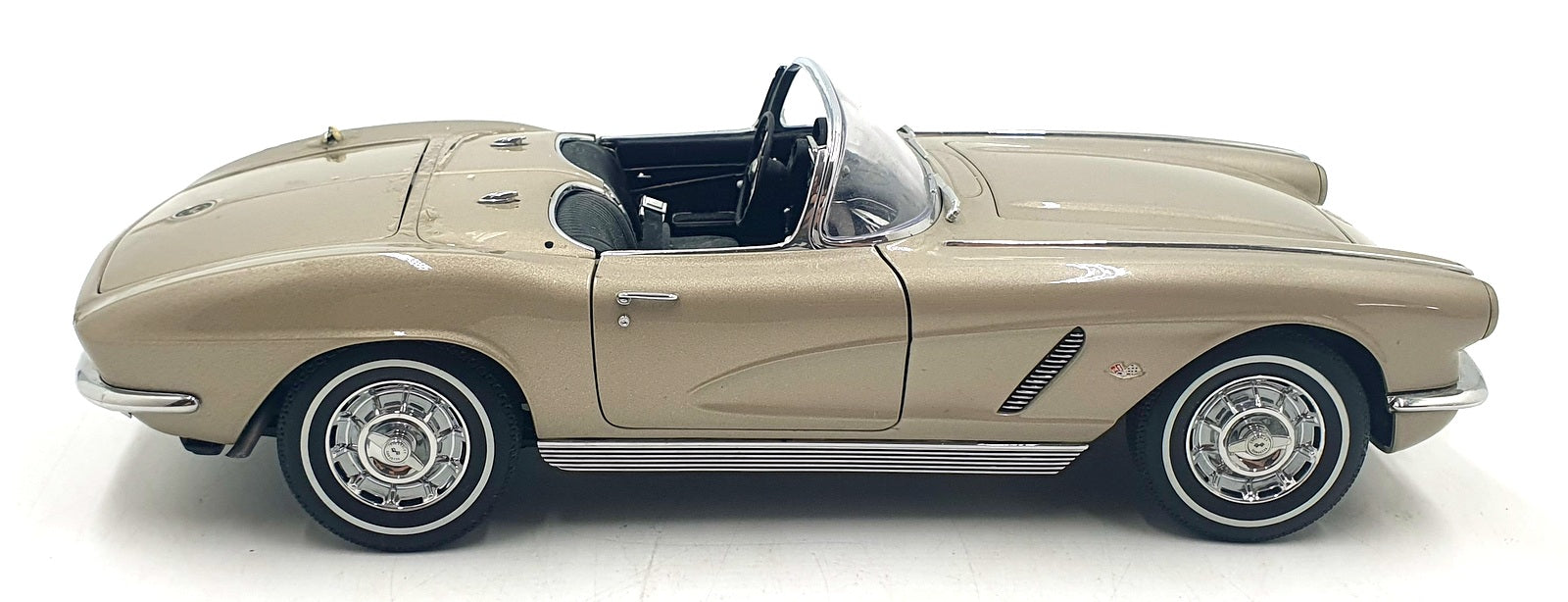 Autoart 1/18 Scale Diecast 71101 - Chevrolet Corvette 1962 - Fawn Beige