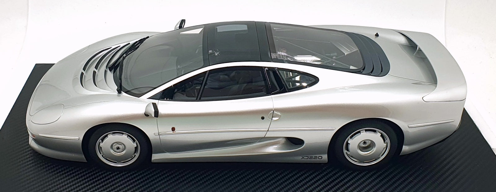 TSM True Scale Miniatures 1/12 Scale TSM120015 Jaguar XJ220 - Silver