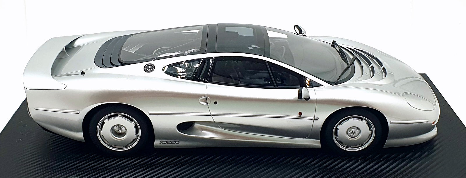 TSM True Scale Miniatures 1/12 Scale TSM120015 Jaguar XJ220 - Silver