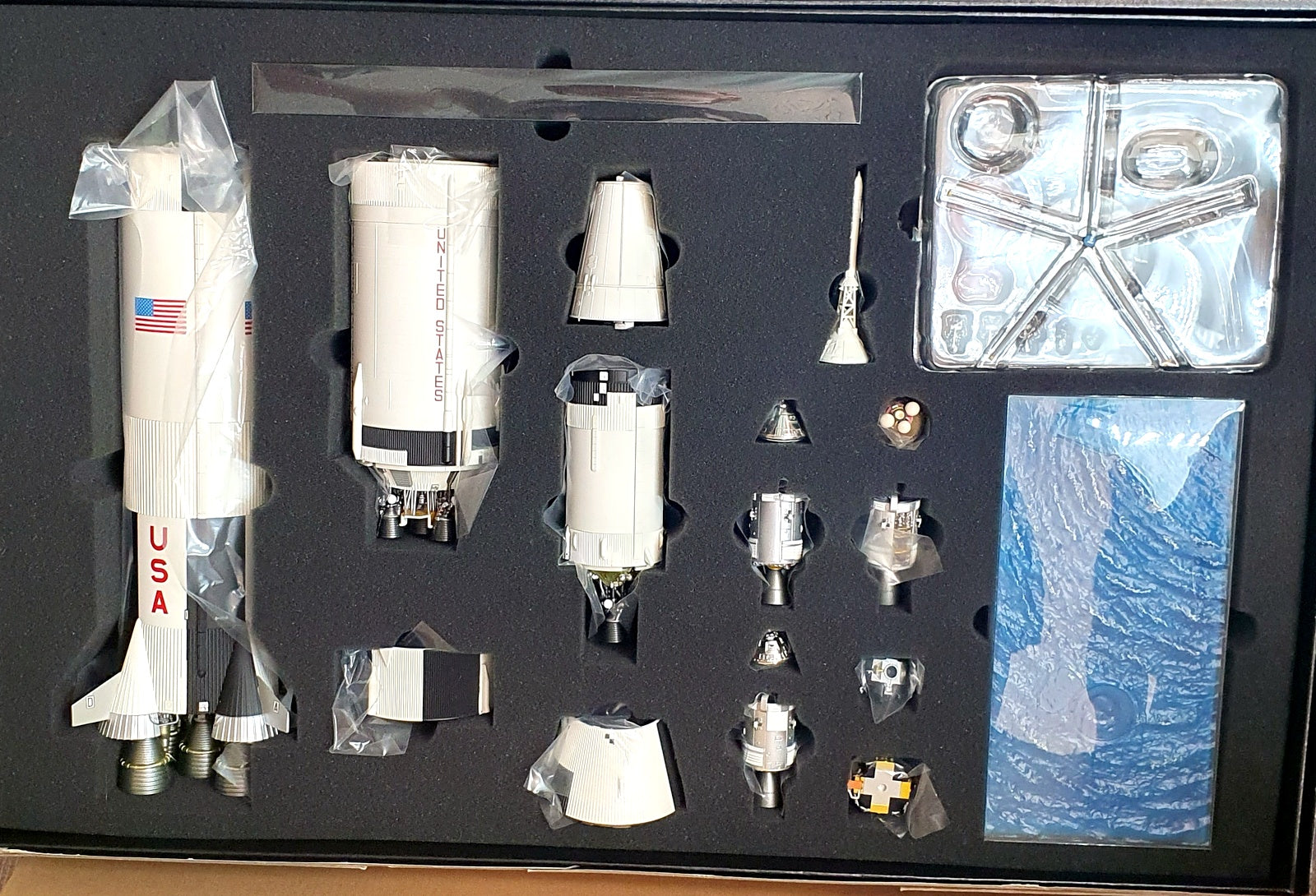 Bandai 1/144 Scale Model Kit 2209760 - Apollo 13 & Saturn V Launch Vehicle
