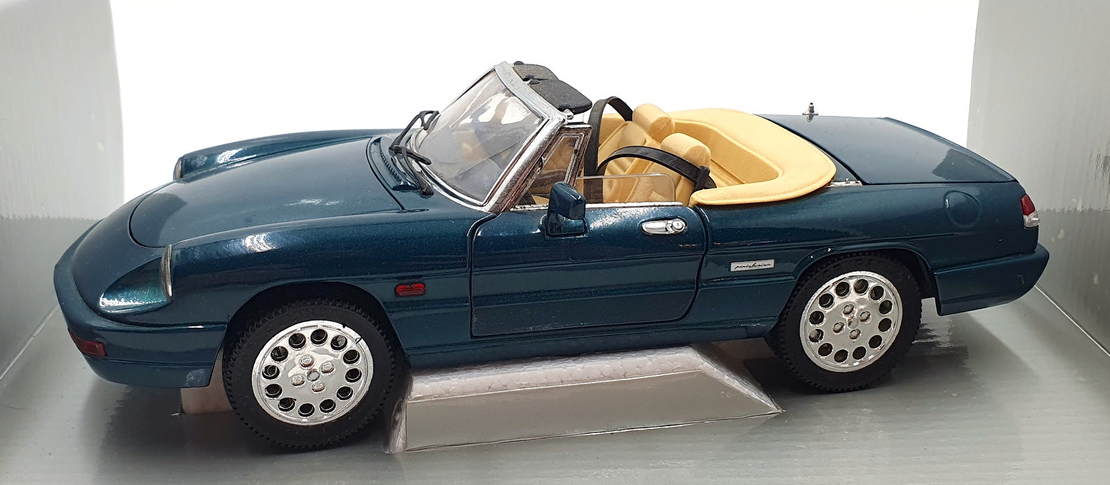 Eagle Race 1/18 Scale 308001 - Alfa Romeo Spyder - Green
