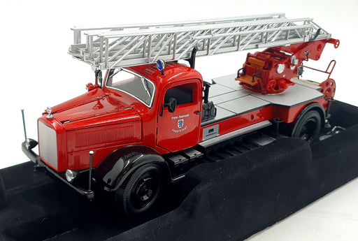 Road Signature 1/24 Scale 20228 - 1944 Mercedes Benz L4500F - Red