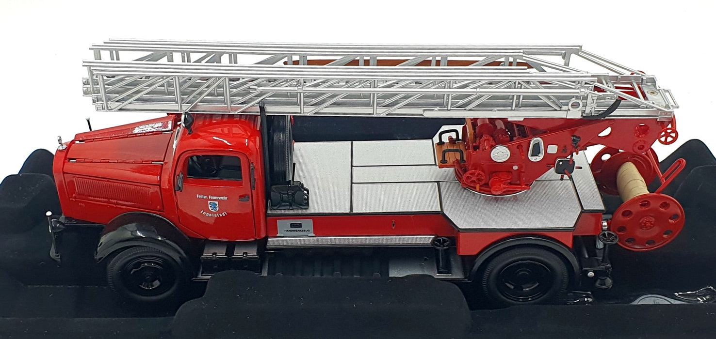 Road Signature 1/24 Scale 20228 - 1944 Mercedes Benz L4500F - Red