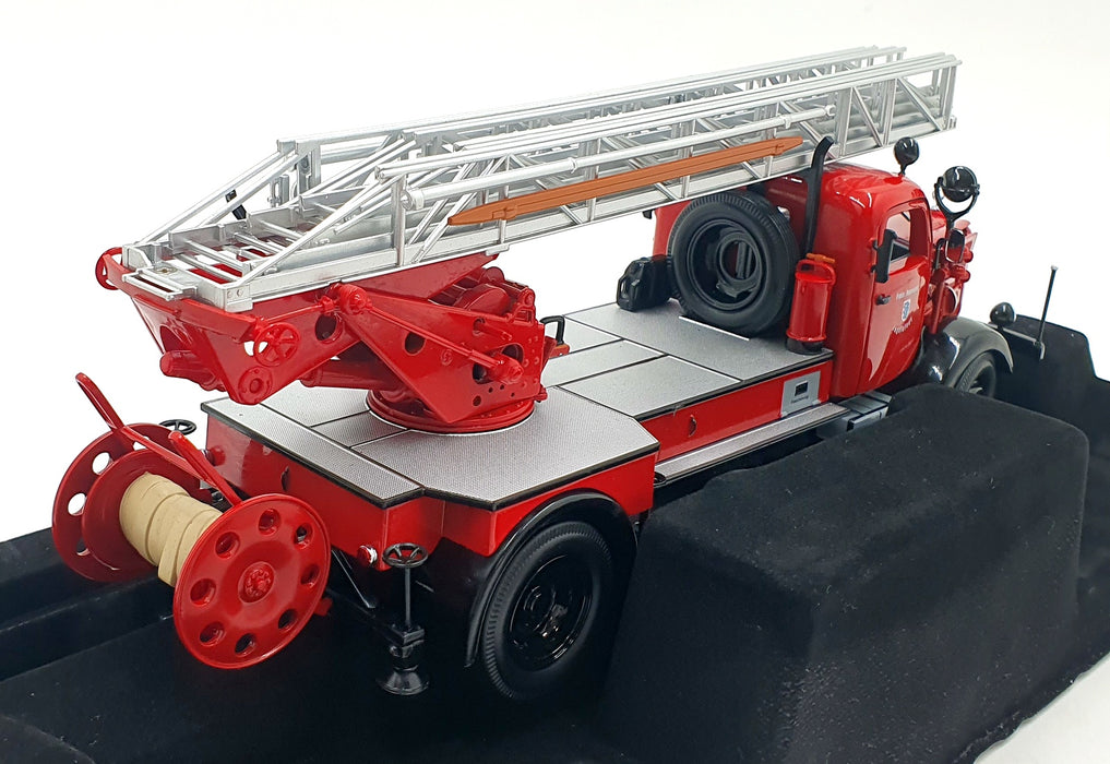 Road Signature 1/24 Scale 20228 - 1944 Mercedes Benz L4500F - Red