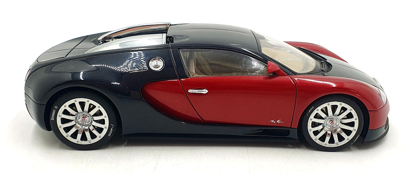 Autoart 1/18 Scale 70901 - Bugatti EB 16.4 Veyron - Black/Red