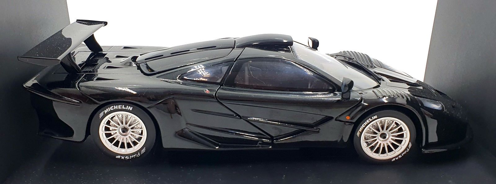 UT Models 1/18 Scale Diecast 26011 - 1997 McLaren F1 GTR - Black