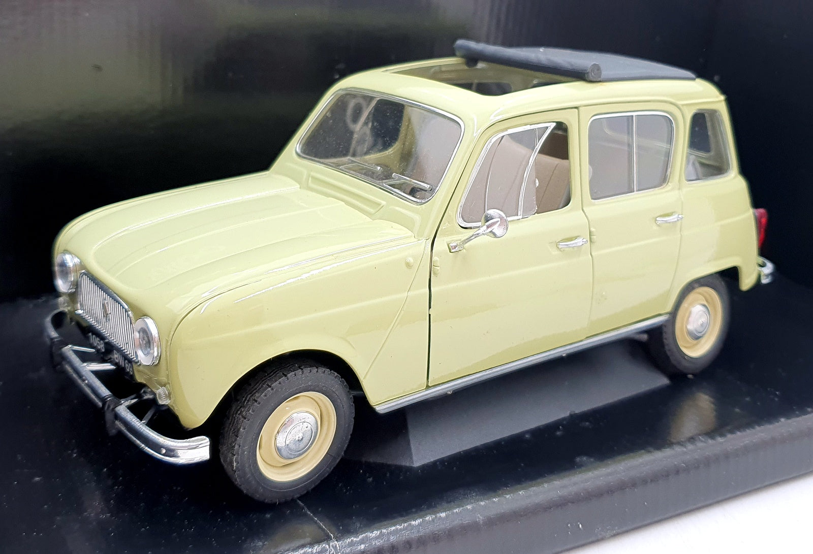 Solido 1/18 Scale Diecast 8062 - Renault 4L - Light Green