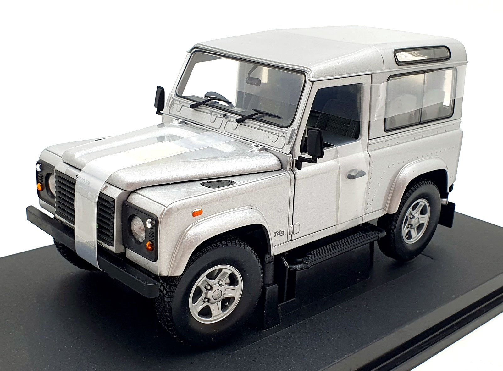 Universal Hobbies 1/18 Scale Diecast 3831 Land Rover Defender 90 S/W Silver