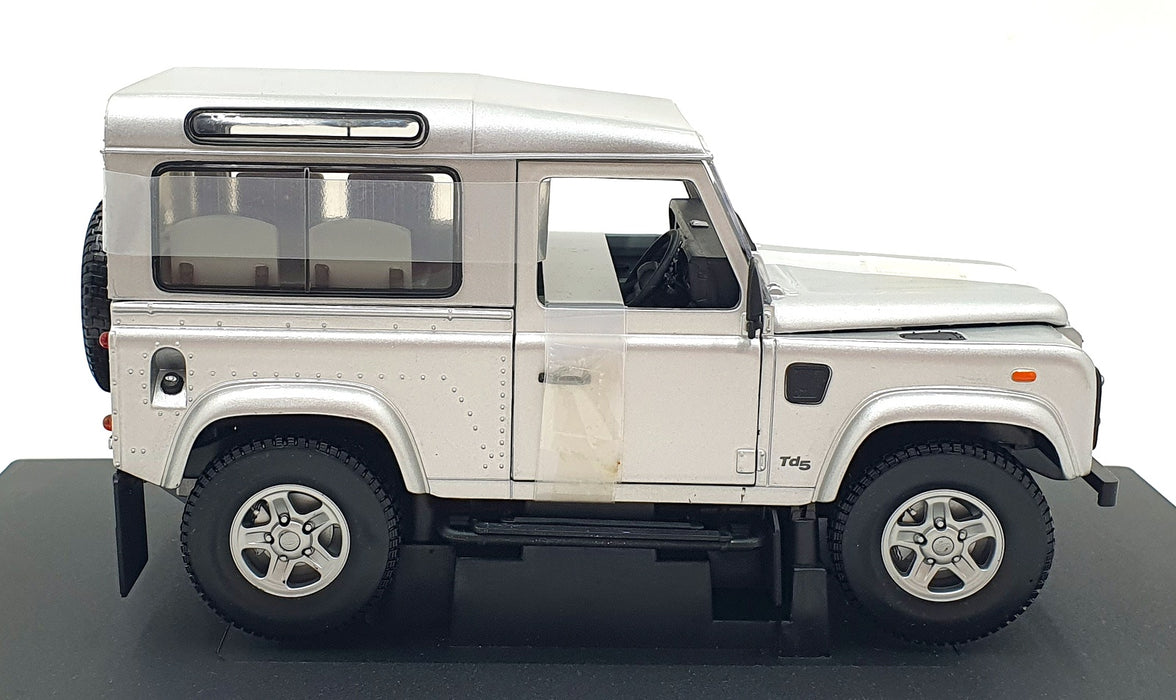 Universal Hobbies 1/18 Scale Diecast 3831 Land Rover Defender 90 S/W Silver