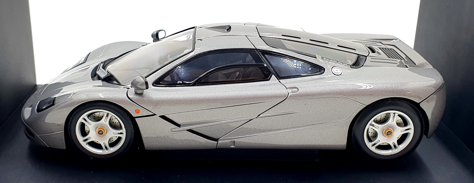 UT 1/18 Scale Diecast 26002 - McLaren F1 GTR Road Car - Met Grey