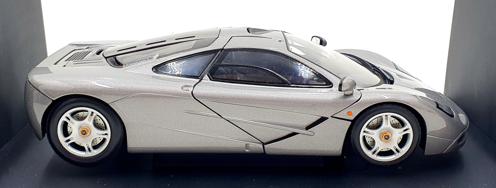 UT 1/18 Scale Diecast 26002 - McLaren F1 GTR Road Car - Met Grey