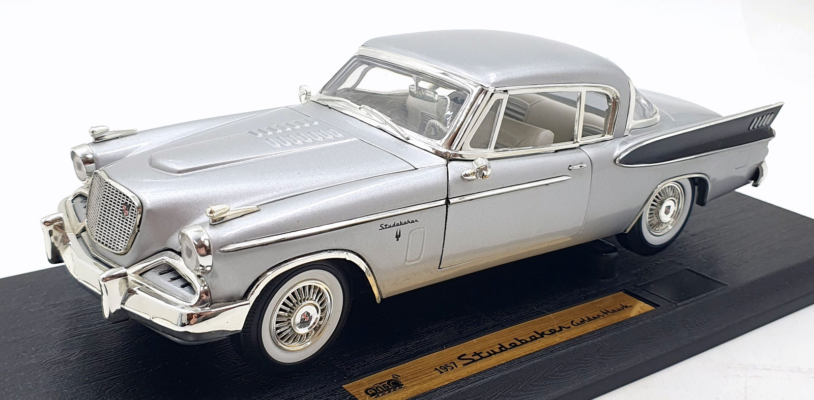 Anson 1/18 Scale Diecast 30384 - 1957 Studebaker Golden Hawk - Silver