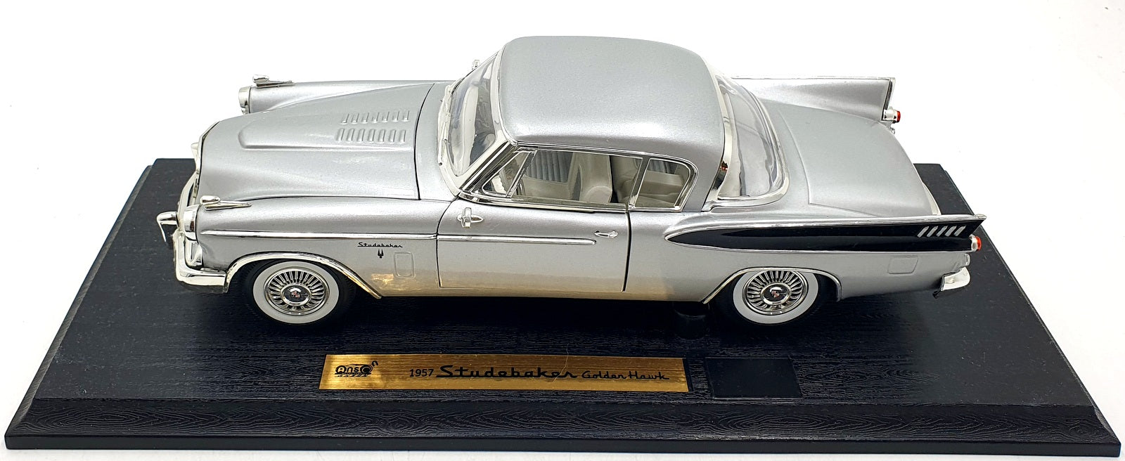 Anson 1/18 Scale Diecast 30384 - 1957 Studebaker Golden Hawk - Silver