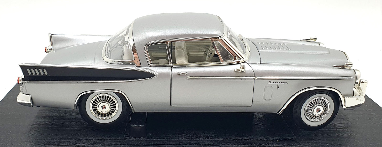 Anson 1/18 Scale Diecast 30384 - 1957 Studebaker Golden Hawk - Silver