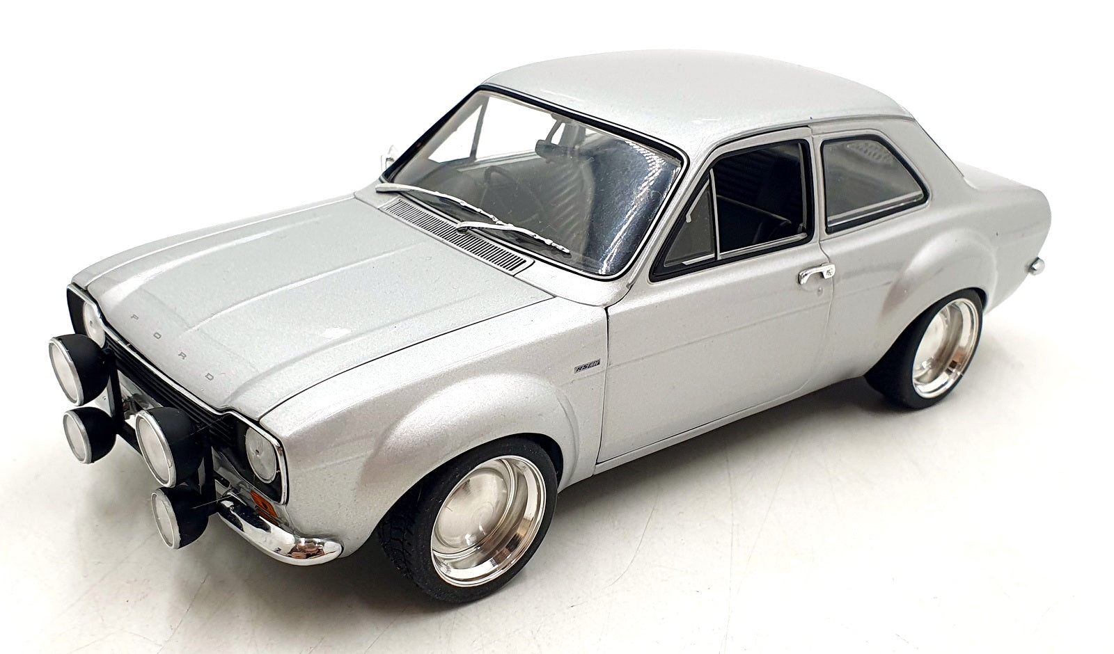 Minichamps 1/18 Scale 180 688100 - Ford Escort Mk1 RS 1600 AVO 1970 Silver