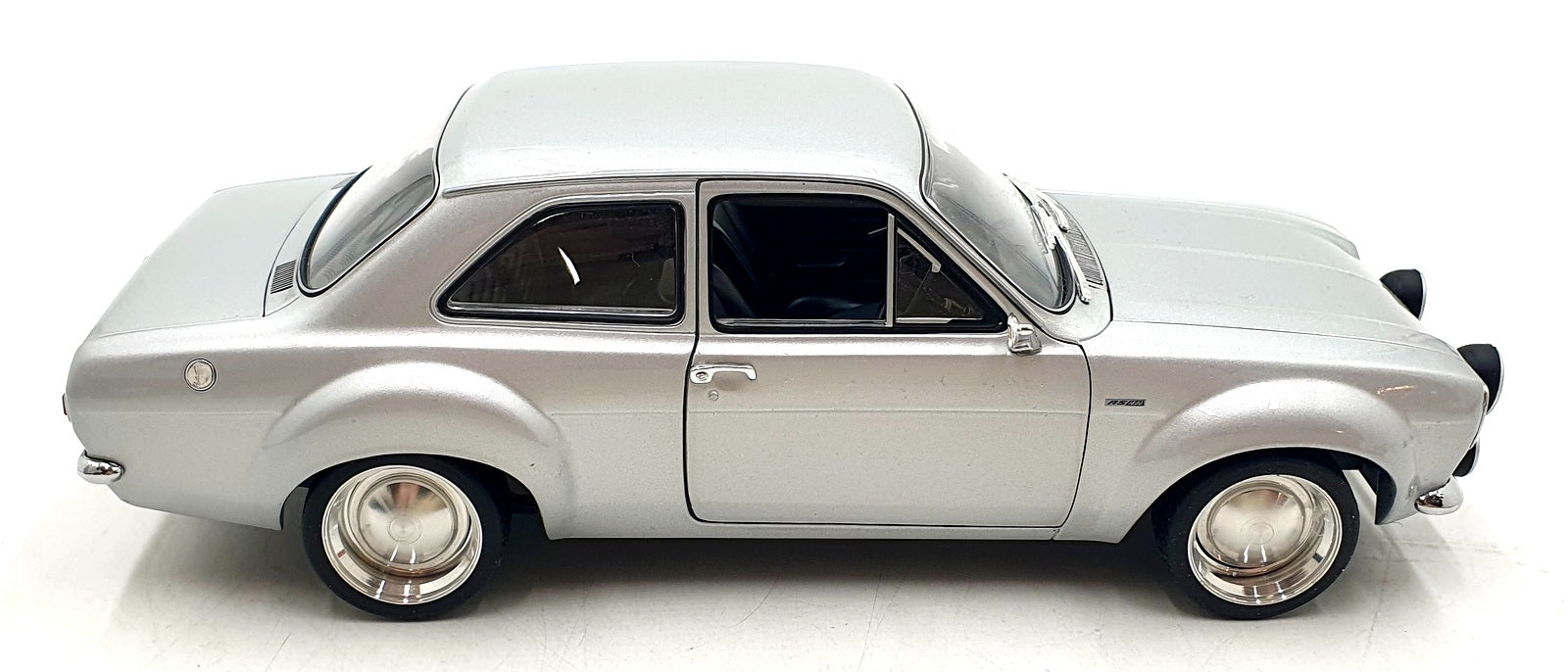 Minichamps 1/18 Scale 180 688100 - Ford Escort Mk1 RS 1600 AVO 1970 Silver