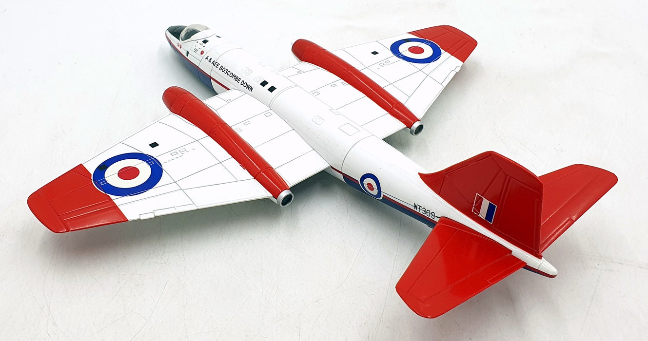 Corgi 1/72 AA34706 RAF Trainers Electric Canberra B(I)6 WT309 Boscombe 1985
