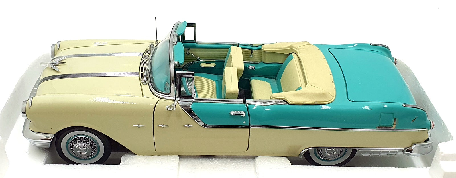Sun Star 1/18 Scale 5057 - 1955 Pontiac Star Chief I Love Lucy - Blue/White