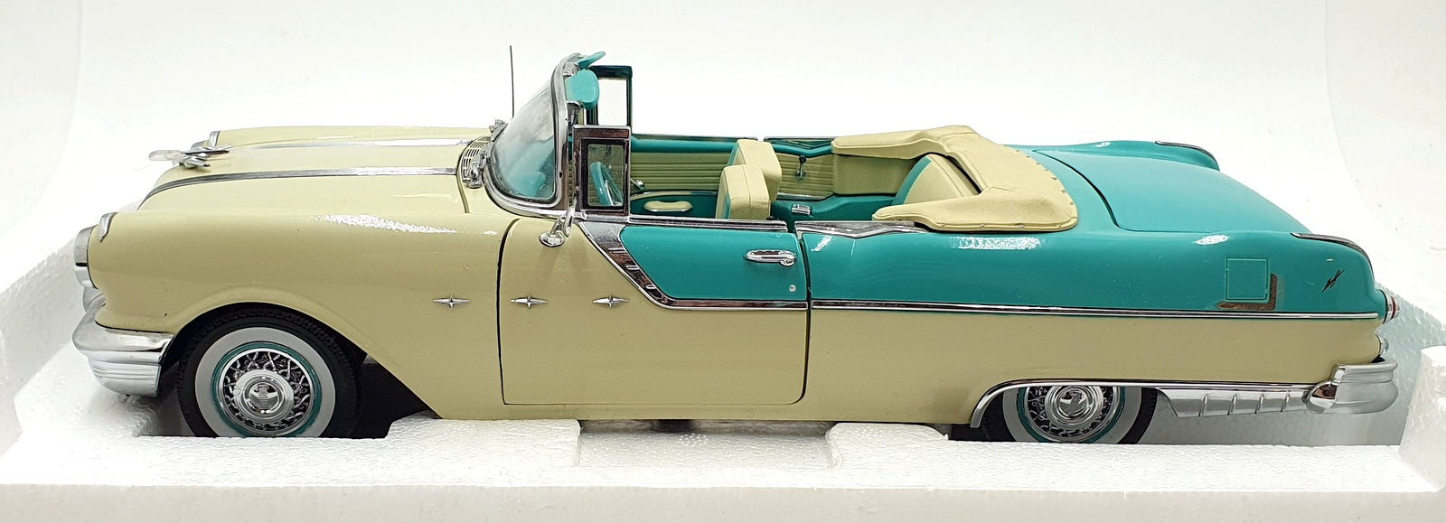 Sun Star 1/18 Scale 5057 - 1955 Pontiac Star Chief I Love Lucy - Blue/White