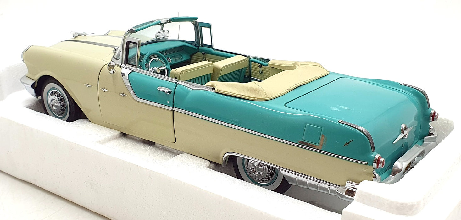 Sun Star 1/18 Scale 5057 - 1955 Pontiac Star Chief I Love Lucy - Blue/White