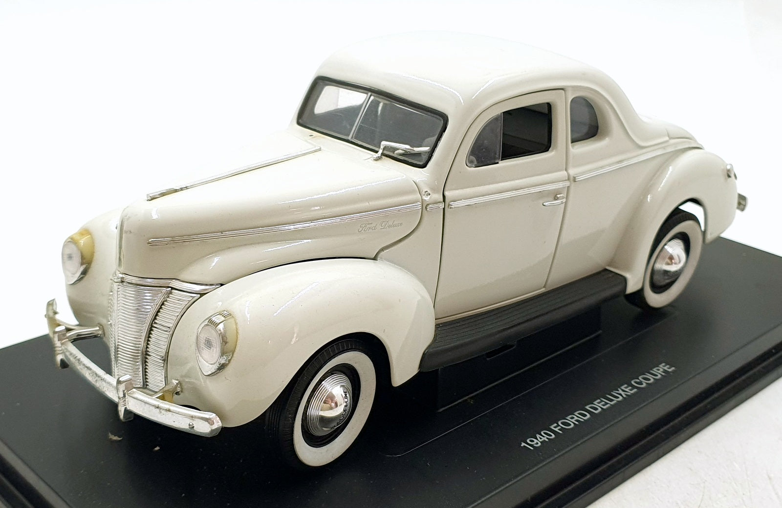 Eagles Race 1/18 Scale 808006 - 1940 Ford Deluxe Coupe - White