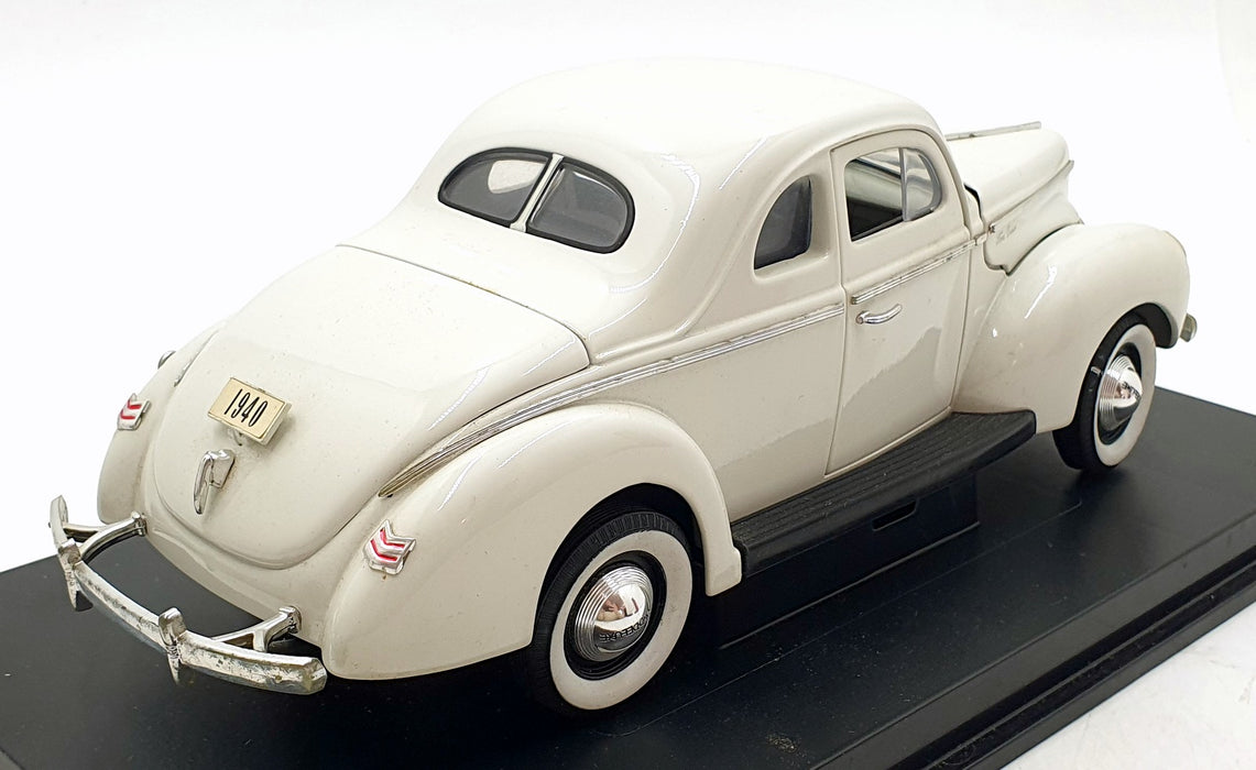 Eagles Race 1/18 Scale 808006 - 1940 Ford Deluxe Coupe - White