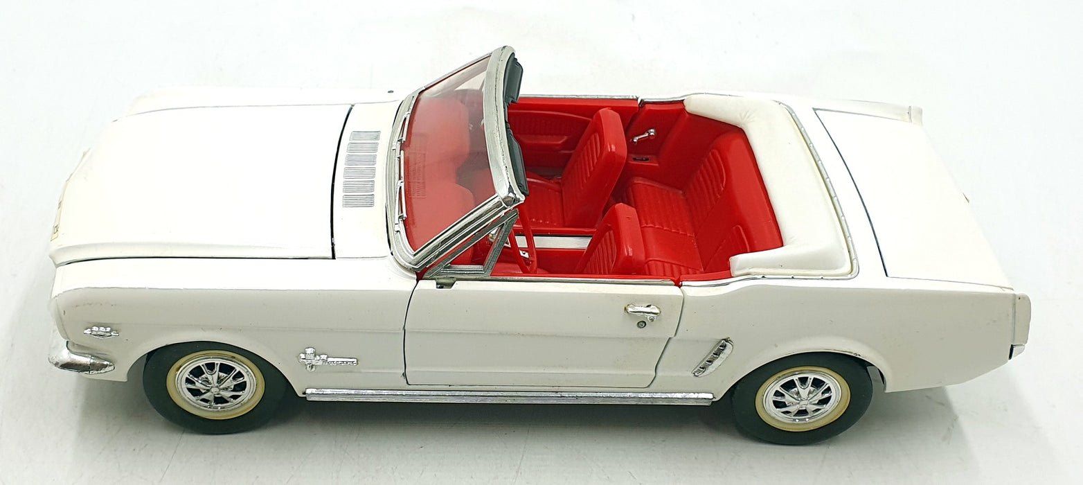 Mira 1/18 Scale Diecast 201026B - 1965 Ford Mustang Convertible - White