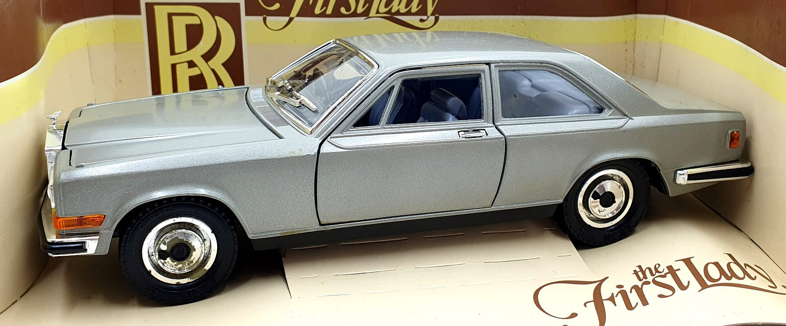 Burago 1/22 Scale Diecast 3001 - Rolls Royce Carmargue - Silver