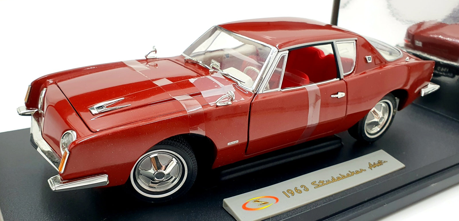 Signature 1/18 Scale 18101 - 1963 Studebaker Avanti - Dark red