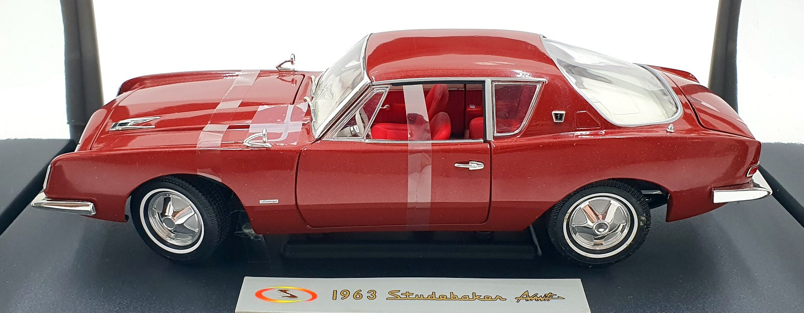 Signature 1/18 Scale 18101 - 1963 Studebaker Avanti - Dark red