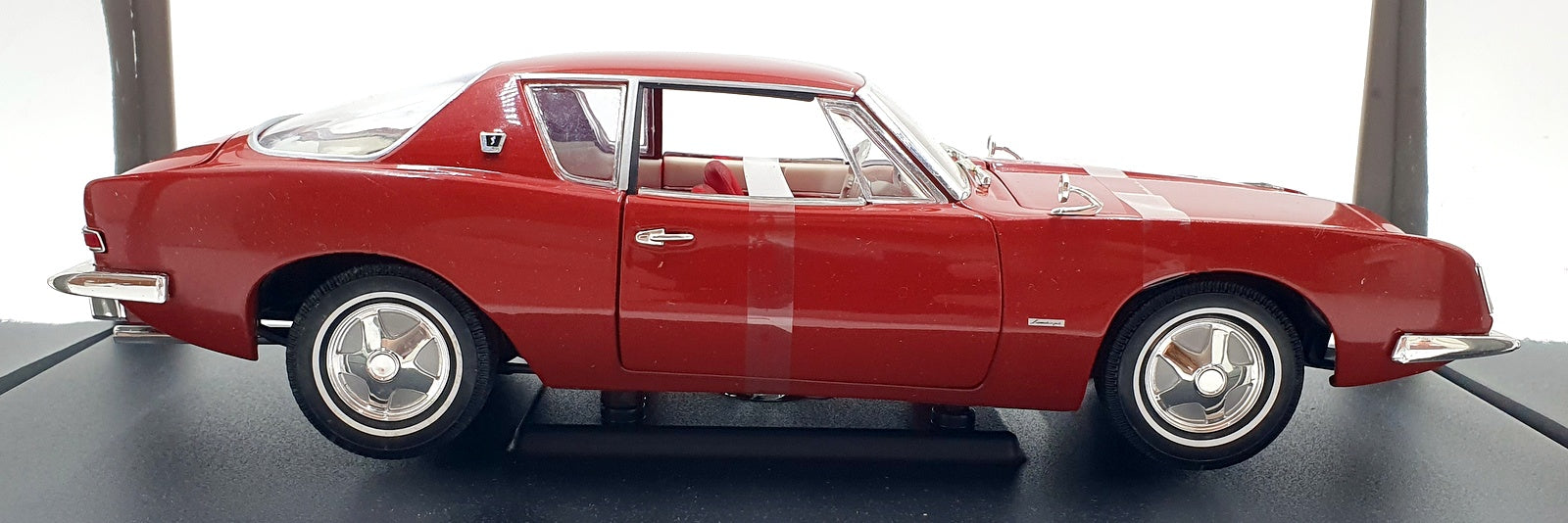 Signature 1/18 Scale 18101 - 1963 Studebaker Avanti - Dark red
