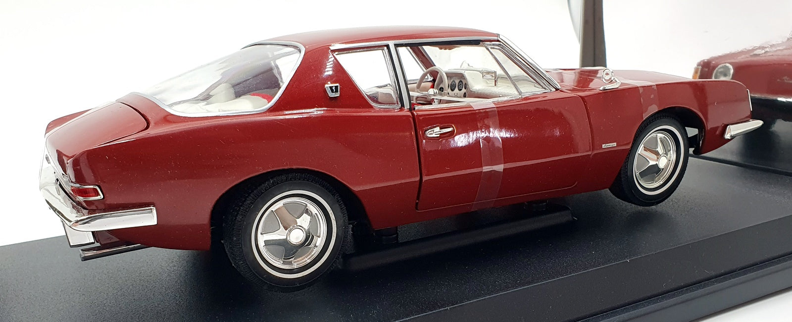 Signature 1/18 Scale 18101 - 1963 Studebaker Avanti - Dark red