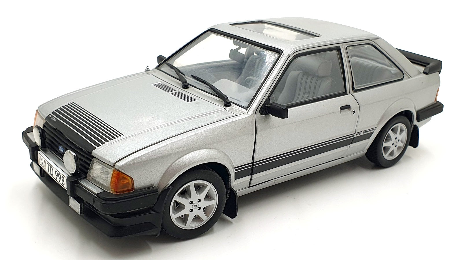 Sun Star 1/18 Scale DC291026B - Ford Escort MKIII RS1600i - Silver
