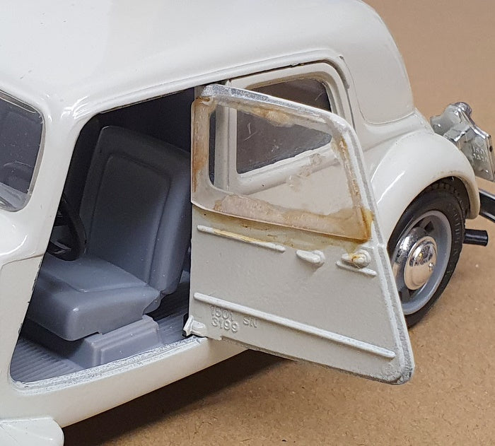 Burago 1/24 Scale Diecast 25625K - Citroen TA 15cv - Off White