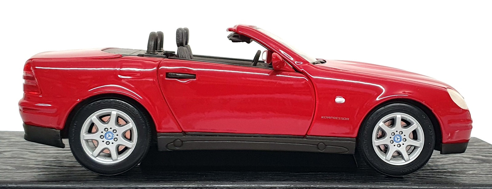 Maisto 1/18 Scale Diecast 31842 - 1996 Mercedes Benz SLK 230 - Red