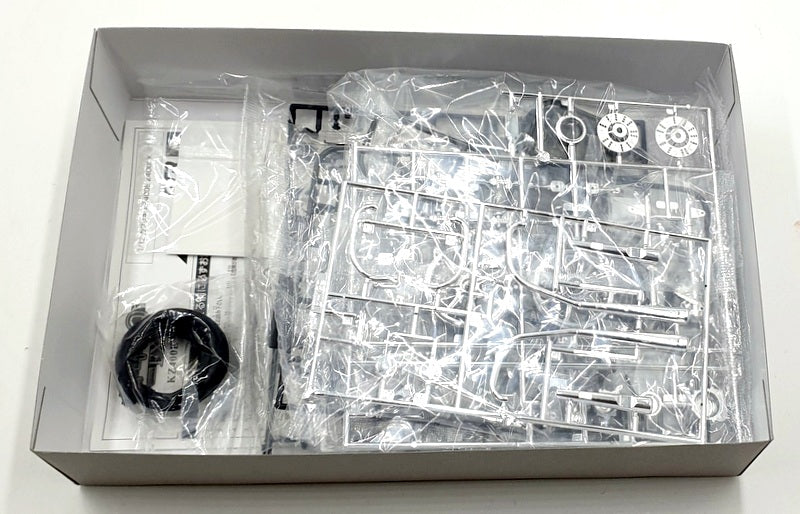 Aoshima 1/12 Scale Unbuilt Kit 64443 - 1981 Kawasaki KZ400E Z400FX Bike