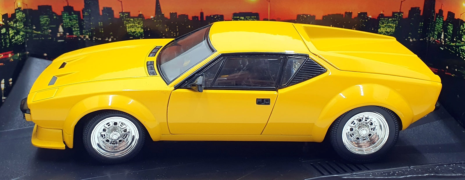 Hot Wheels 1/18 scale Diecast 27809 - DeTomaso Pantera - Yellow