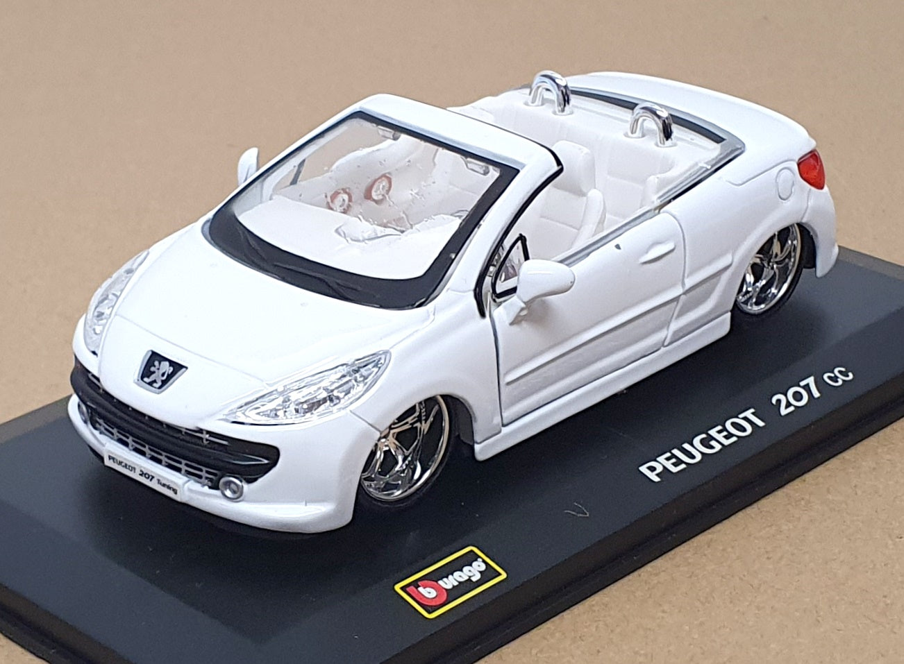 Burago 1/32 Scale Diecast 18-42000 - Peugeot 207 CC - White