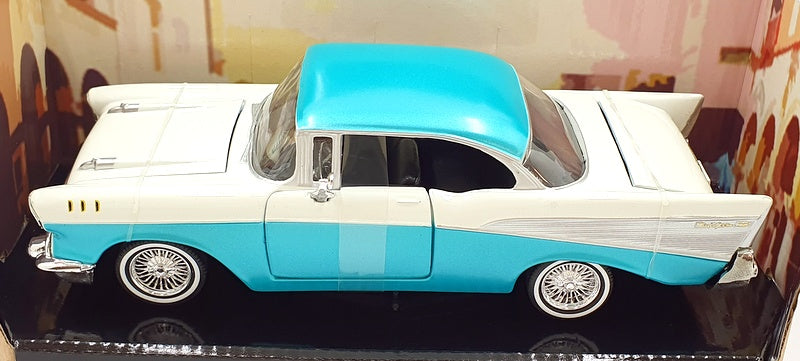 Motor Max 1/24 Scale 79029 - 1957 Chevy Bel Air - Turquoise/Cream