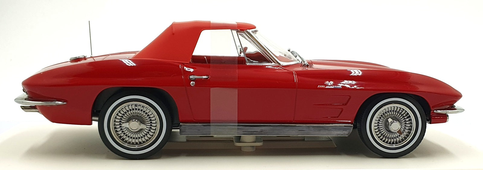 Norev 1/18 Scale Diecast 189056 - 1963 Chevrolet Corvette Sting Ray Convertible