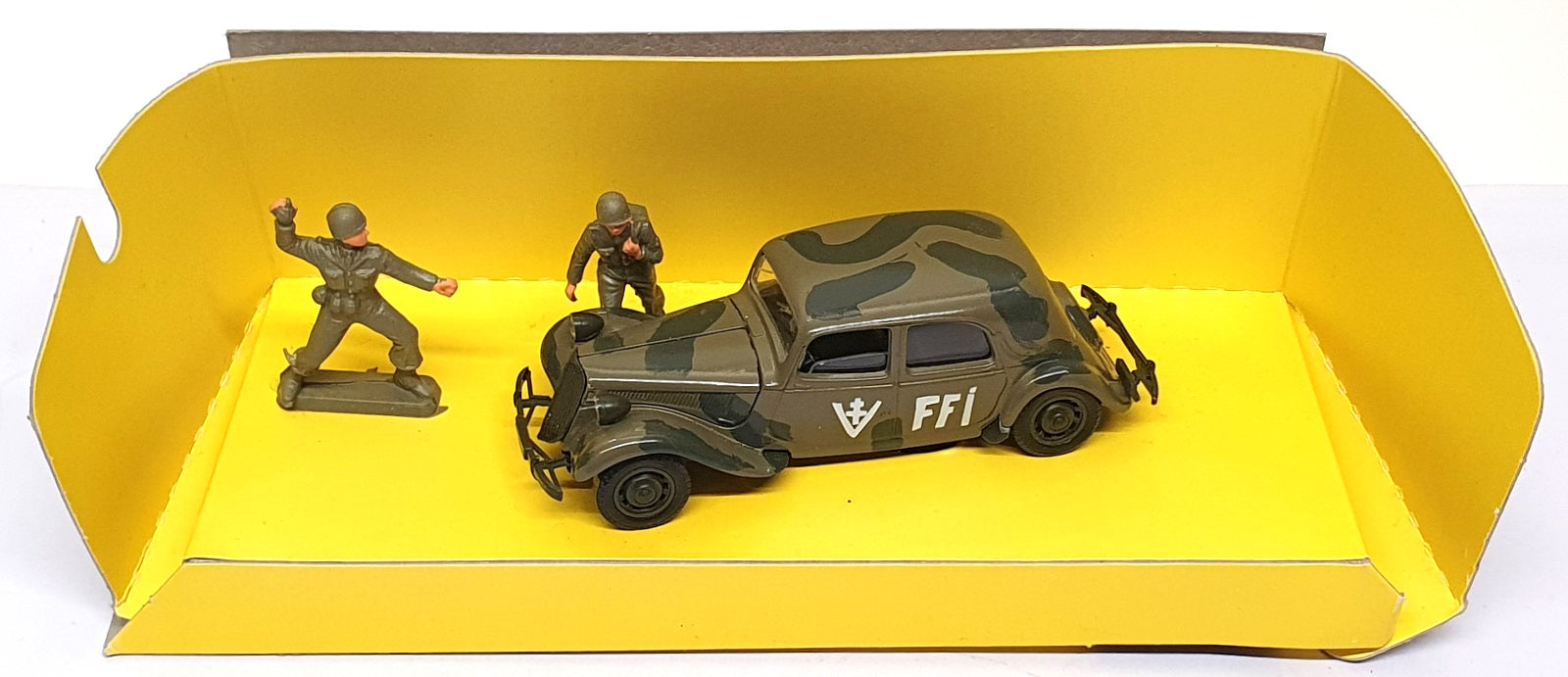 Solido 1/43 Scale 6035 - Citroen 15CV FFI Military Car + Figures - Camouflage