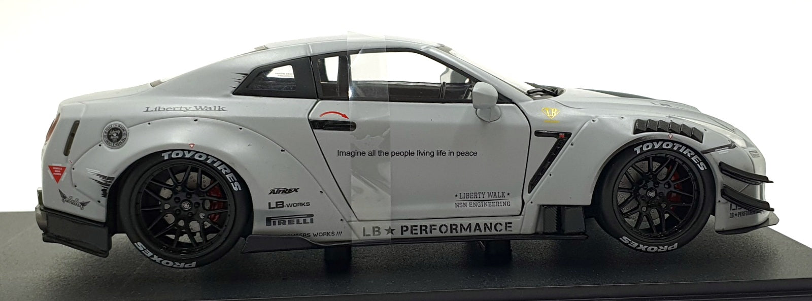 Solido  1/18 Scale S1805821 '24 Nissan GT-R (R35) LBWK Type 2.0 with KATO figure