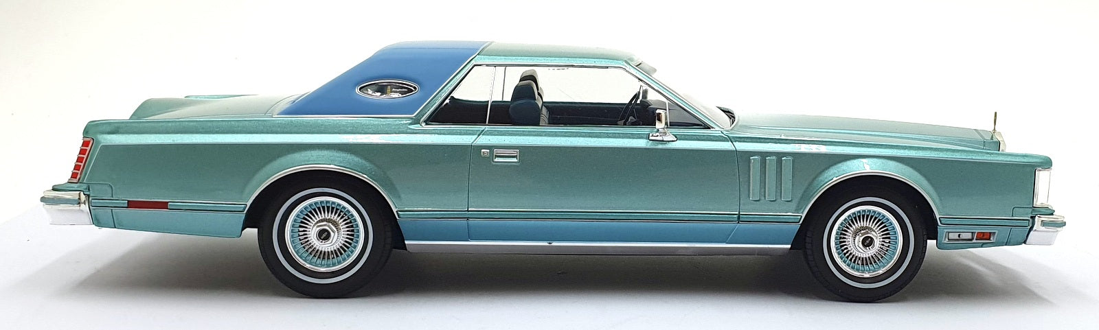 MCG 1/18 Scale Diecast MCG18369 - Lincoln Continental Mark V - Met. Blue